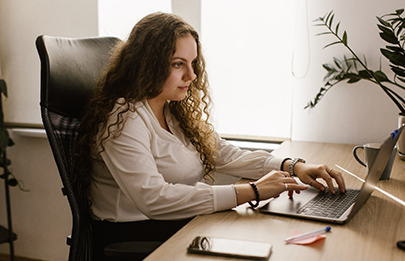 Uśmiechnięta rekruterka podczas pracy w biurze